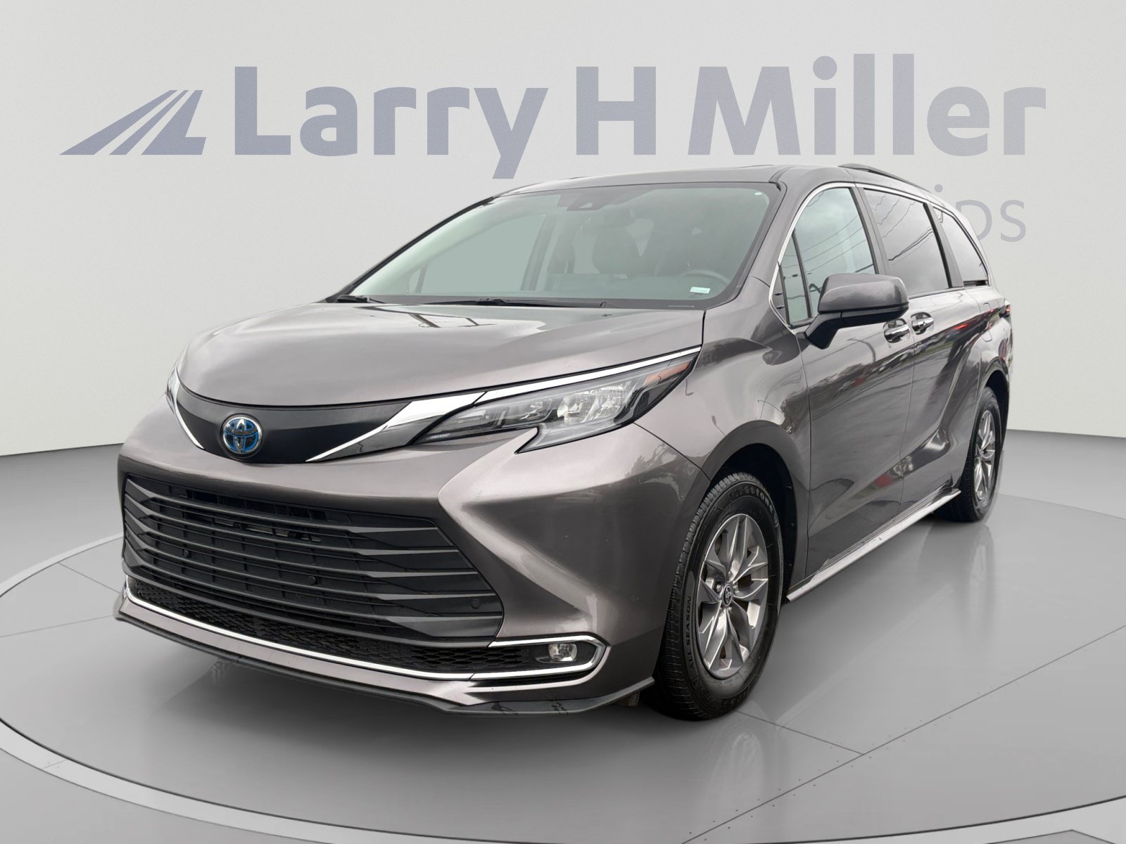 Used 2024 Toyota Sienna XLE FWD image 1