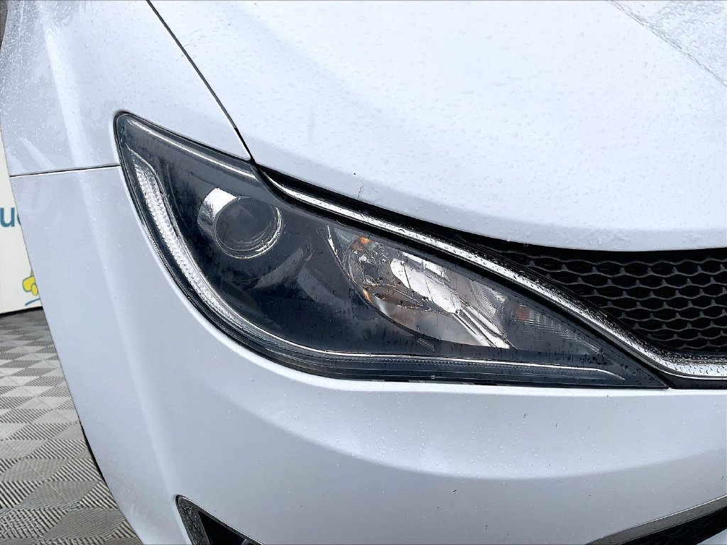 Used 2020 Chrysler Pacifica Touring-L FWD image 27