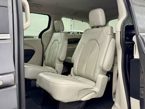 Used 2021 Chrysler Pacifica Touring-L image 10