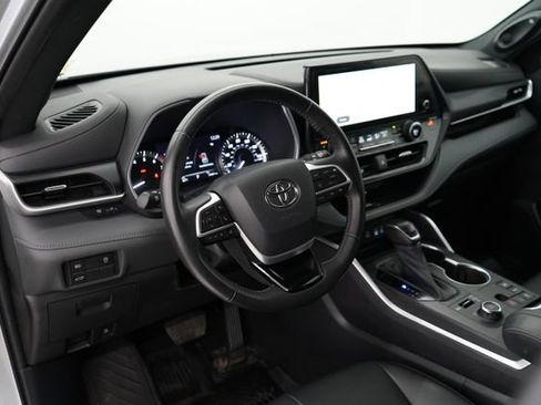 Used 2023 Toyota Highlander XSE image 14