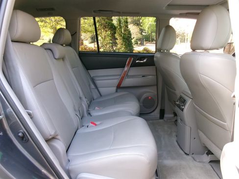 Used 2010 Toyota Highlander Limited image 23
