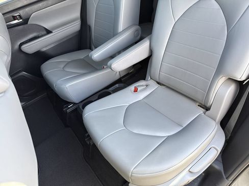 Used 2021 Toyota Highlander XLE FWD image 29