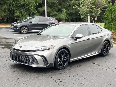 Used 2025 Toyota Camry SE FWD image 6