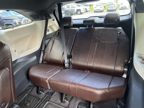 Used 2024 Toyota Sienna Platinum image 34