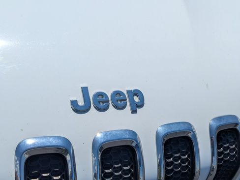 Used 2018 Jeep Cherokee Latitude w/ Cold Weather Group AWD/4WD image 11