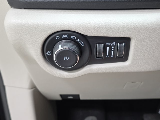 Used 2024 Chrysler Pacifica Touring-L FWD image 26