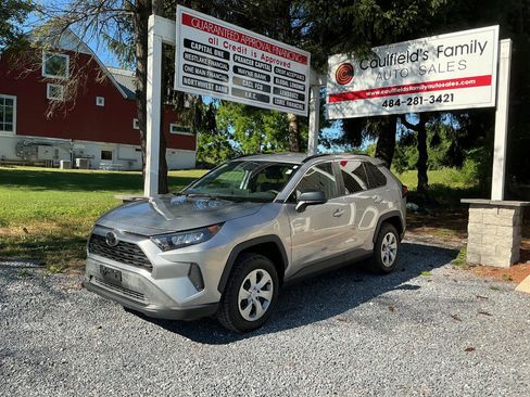 Used 2021 Toyota RAV4 LE w/ Carpet Mat Package (TMS) FWD image 1