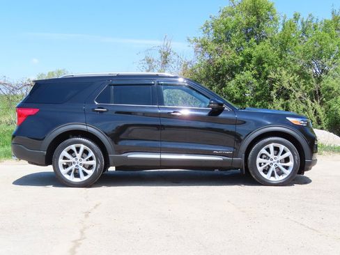 Used 2023 Ford Explorer Platinum w/ Technology Package AWD/4WD image 2