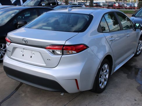 Used 2025 Toyota Corolla LE FWD image 9