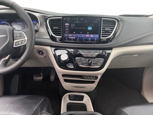 Used 2024 Chrysler Pacifica Touring-L FWD image 11