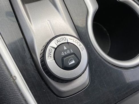 Used 2017 Nissan Pathfinder SV image 32