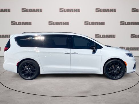 Used 2025 Chrysler Pacifica Limited FWD image 6