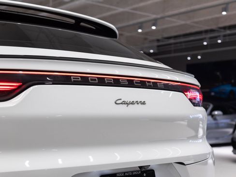 Certified 2023 Porsche Cayenne Platinum Edition image 32