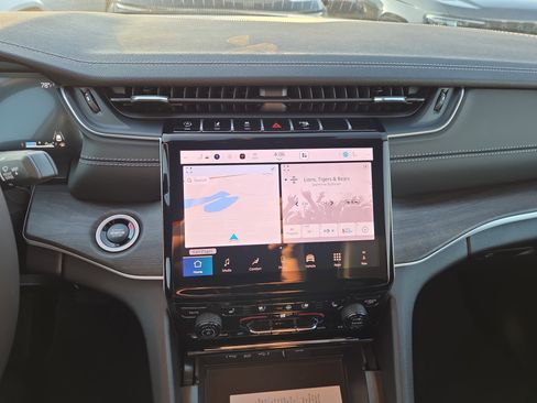 New 2025 Jeep Grand Cherokee L Limited w/ Luxury Tech Group II image 11