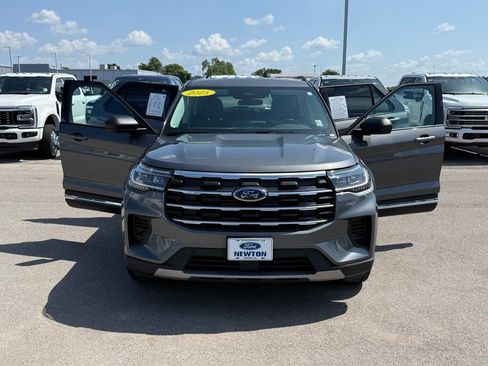 Used 2025 Ford Explorer Active AWD/4WD image 24