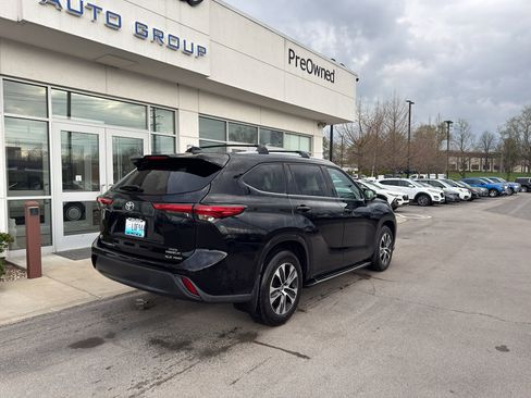 Used 2021 Toyota Highlander XLE image 3