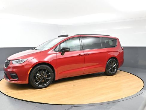 Used 2025 Chrysler Pacifica Limited FWD image 5