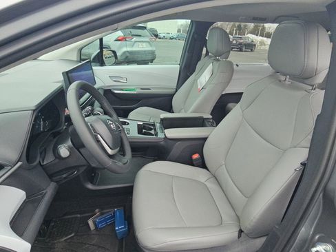 Used 2026 Toyota Sienna XLE image 26