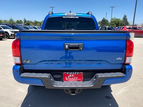 Used 2017 Toyota Tacoma TRD Off-Road AWD/4WD image 4
