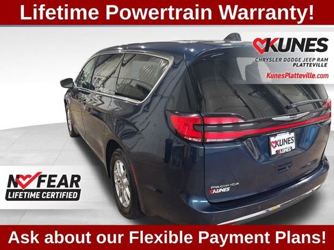 Used 2023 Chrysler Pacifica Touring-L image 8