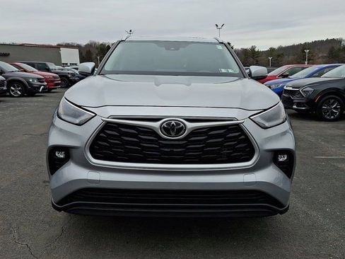 Used 2023 Toyota Highlander XLE image 2