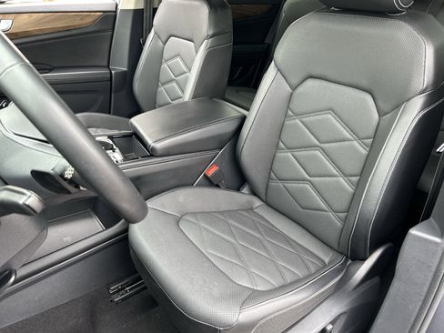 Used 2024 Volkswagen Atlas SE AWD/4WD image 19