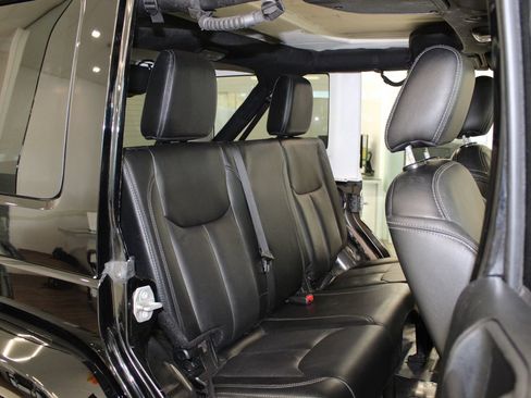 Used 2018 Jeep Wrangler Unlimited Sahara AWD/4WD image 15