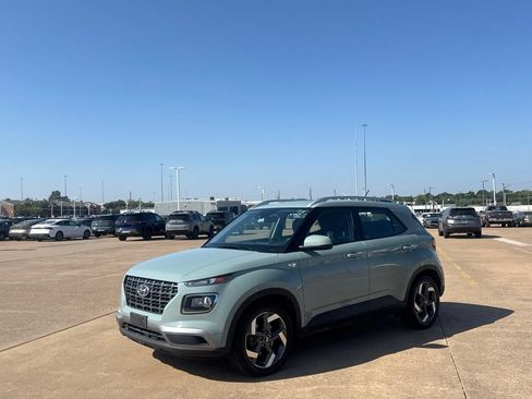 Used 2025 Hyundai Venue SEL FWD image 9