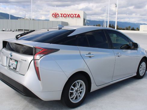 Used 2017 Toyota Prius Four FWD image 3