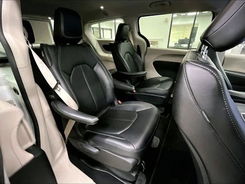 Used 2024 Chrysler Pacifica Select image 25