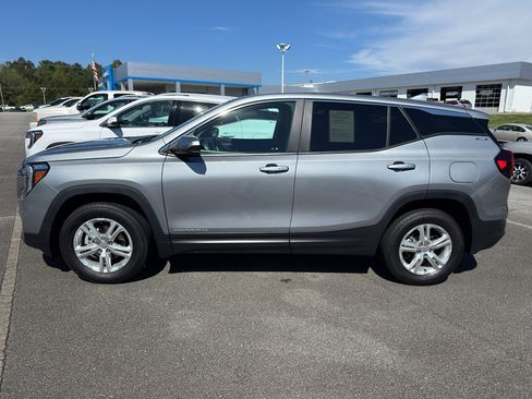 Used 2024 GMC Terrain SLE image 5