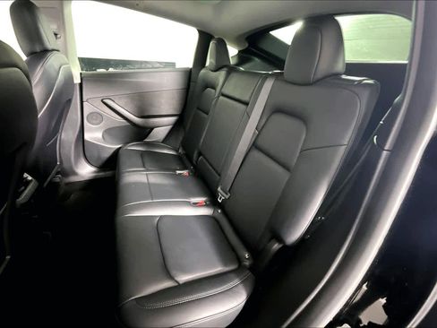 Used 2021 Tesla Model Y Long Range image 18