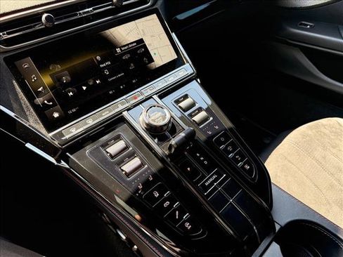Used 2025 Aston Martin V8 Vantage Coupe RWD image 18