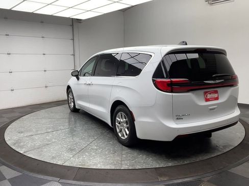 Used 2023 Chrysler Pacifica Touring FWD image 36