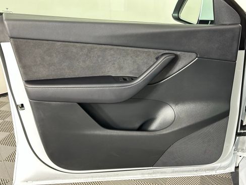 Used 2021 Tesla Model Y Long Range AWD/4WD image 40