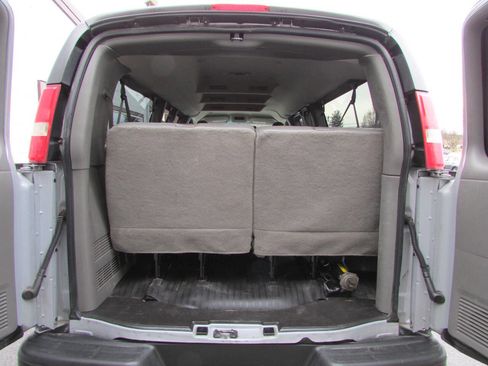 Used 2017 Chevrolet Express 3500 LS image 4