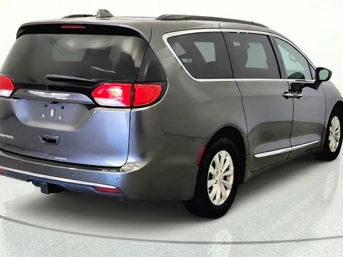 Used 2017 Chrysler Pacifica Touring-L FWD image 8