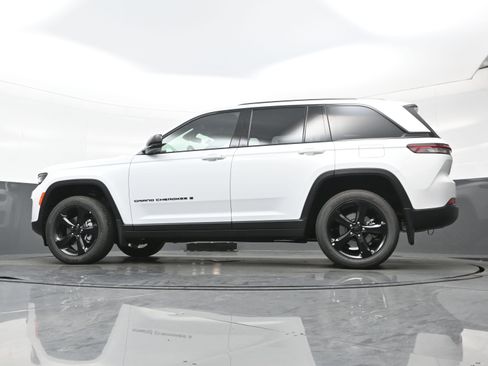 New 2025 Jeep Grand Cherokee Altitude AWD/4WD image 12