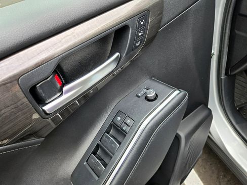 Used 2023 Toyota Highlander Platinum image 28