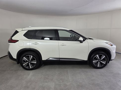 Used 2021 Nissan Rogue Platinum image 3