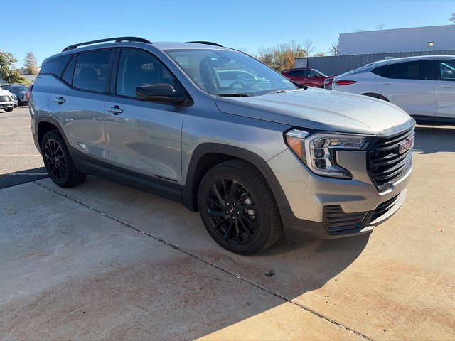 Used 2024 GMC Terrain SLE w/ Driver Convenience Package FWD image 4