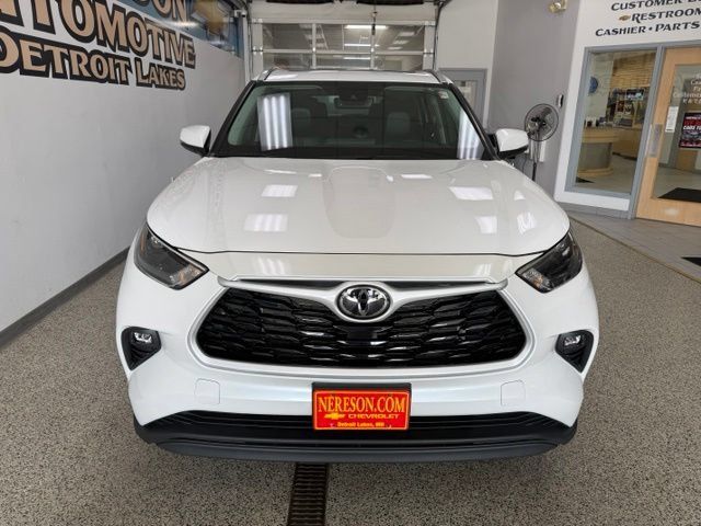 Used 2023 Toyota Highlander XLE AWD/4WD image 3