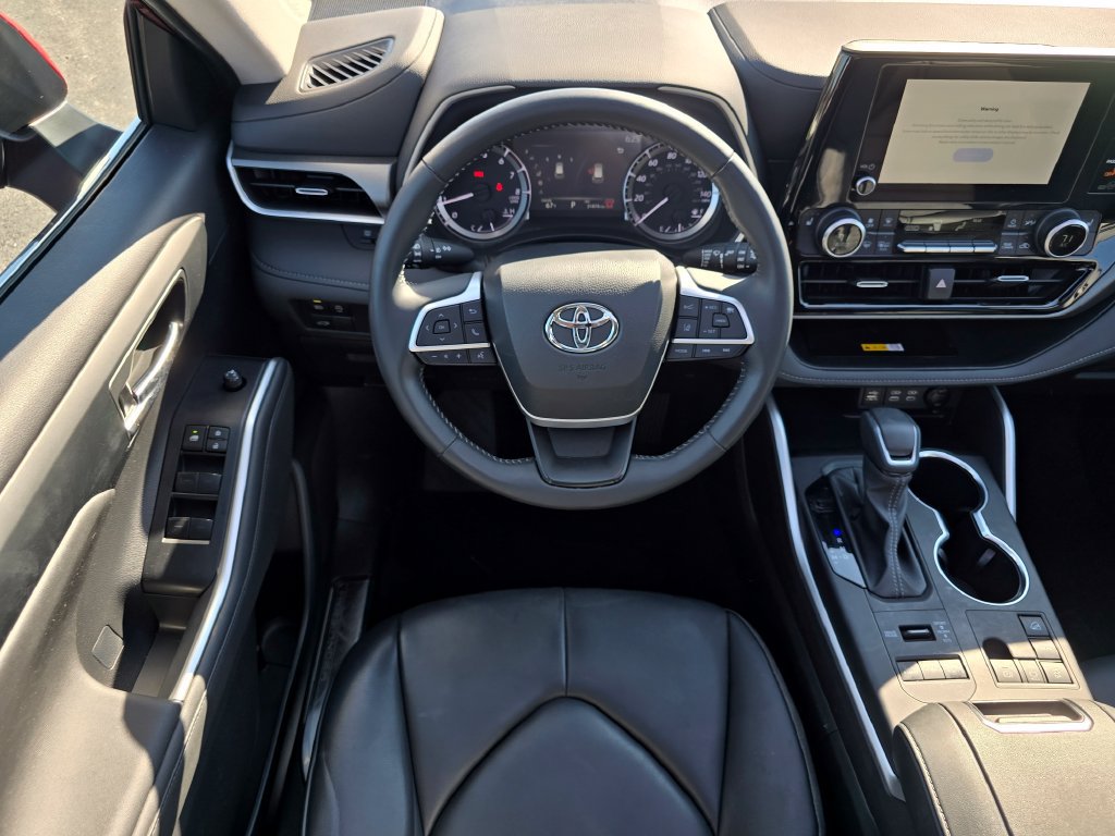 Used 2024 Toyota Highlander XLE AWD/4WD image 25