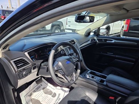 Used 2017 Ford Fusion SE image 2
