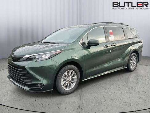 New 2026 Toyota Sienna XLE FWD image 2