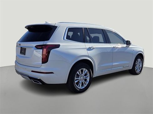 New 2025 Cadillac XT6 Luxury image 4