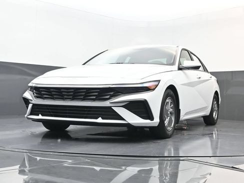 Certified 2026 Hyundai Elantra SE FWD image 28