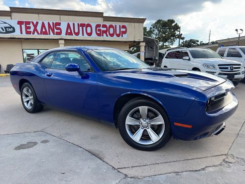 Used 2019 Dodge Challenger SXT image 2