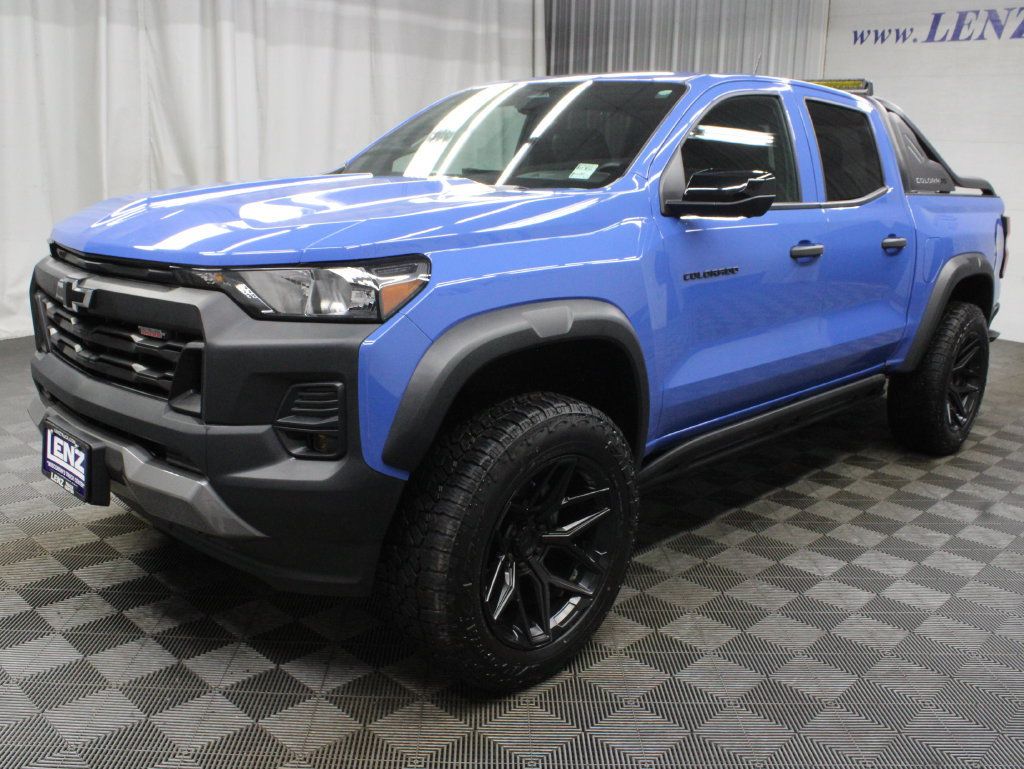 Used 2025 Chevrolet Colorado Trail Boss w/ Midnight Edition AWD/4WD image 10