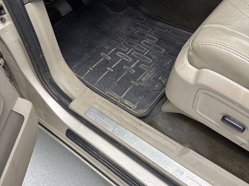 Used 2017 Lincoln Navigator Select image 15